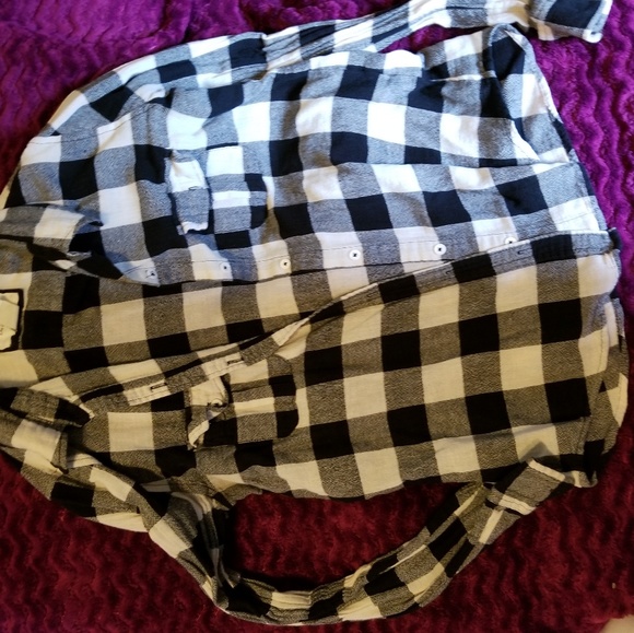 4 flannels - Picture 3 of 4